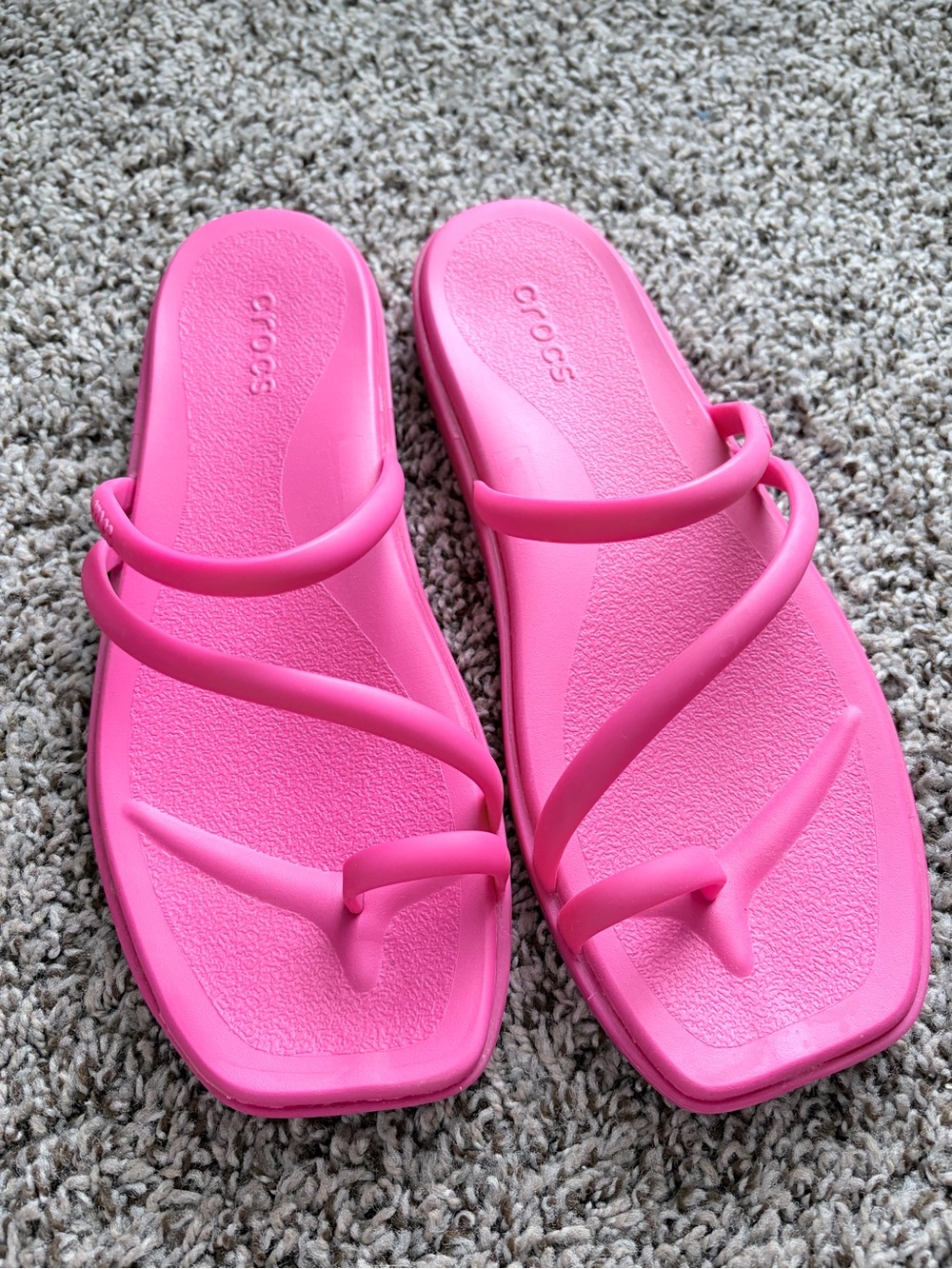 CROCS Women’s Hot Pink Strappy Toe-Loop Sandals